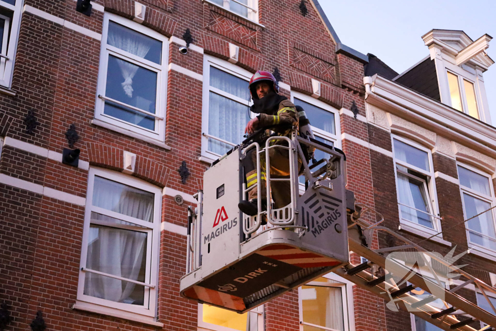 Straat vol brandweer na brand in woning