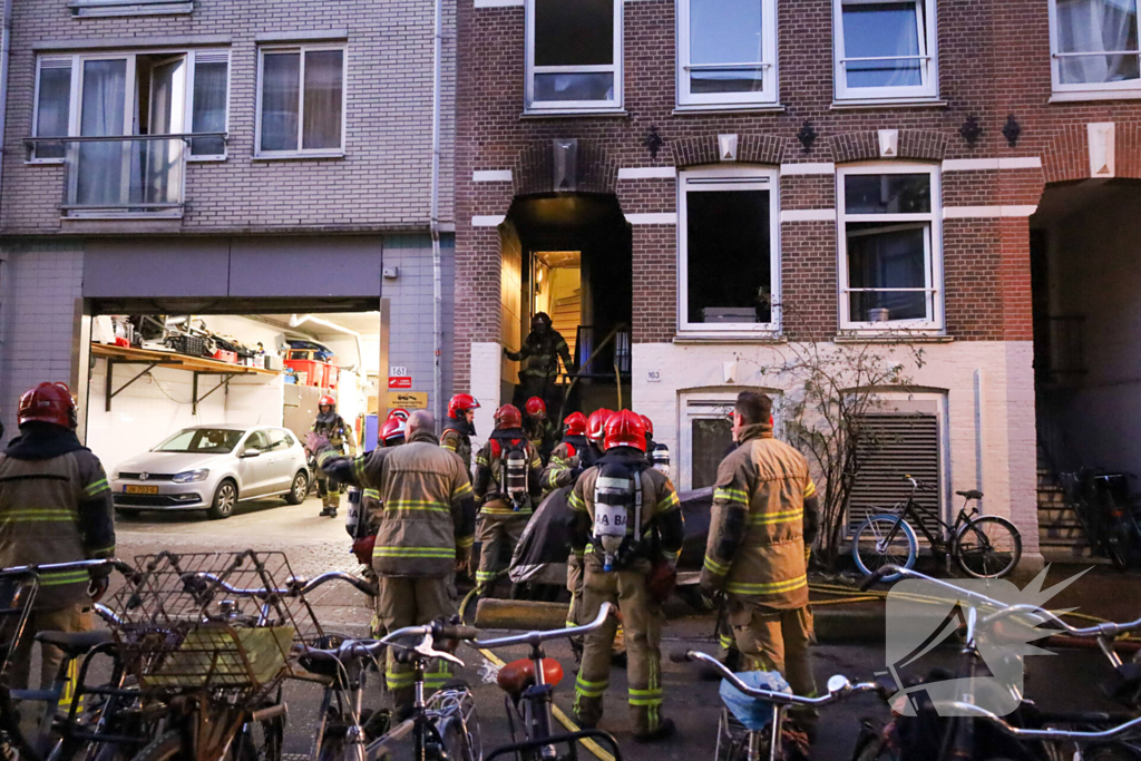 Straat vol brandweer na brand in woning