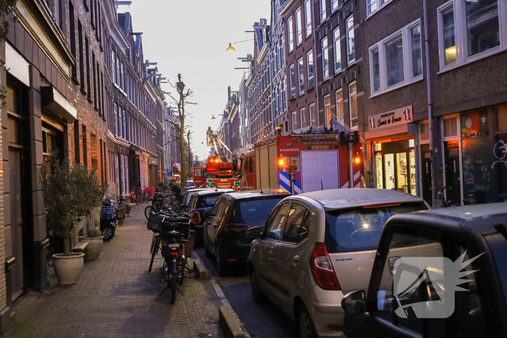 Straat vol brandweer na brand in woning