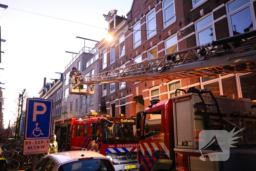 Straat vol brandweer na brand in woning
