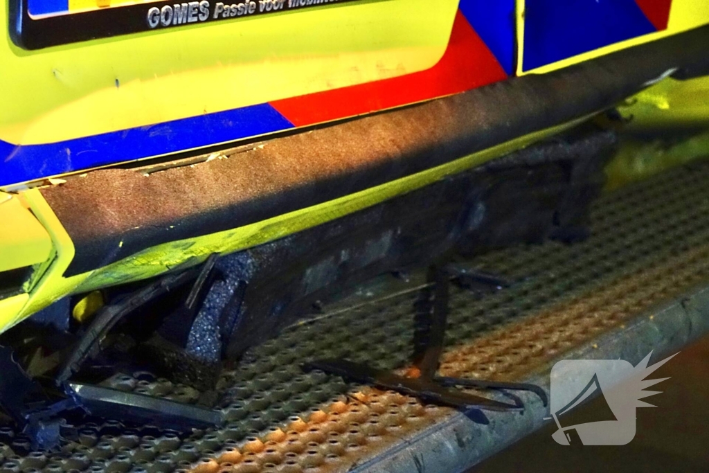 Beschonken bestuurder botst op ambulance