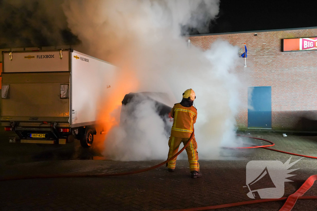 Bestelbus brandt uit op parkeerplaats