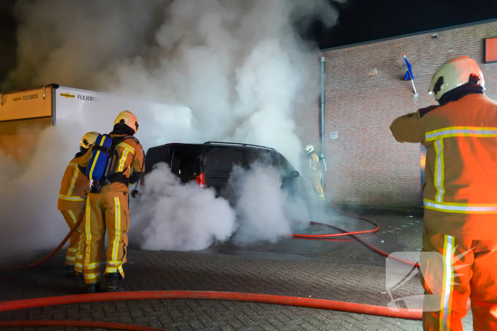 Bestelbus brandt uit op parkeerplaats