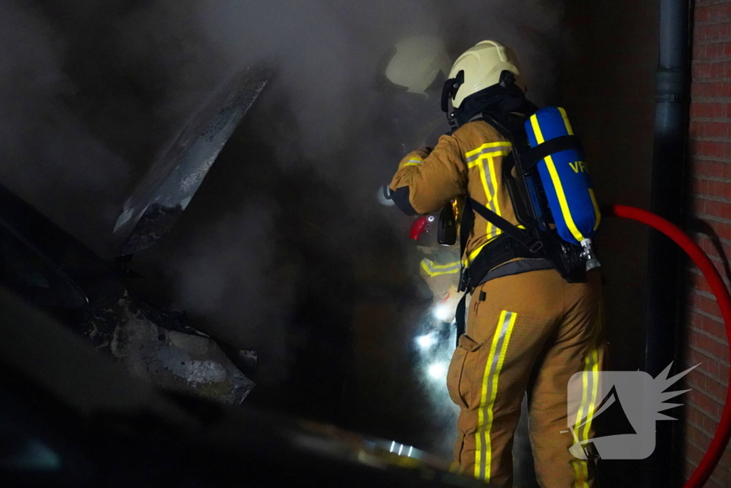 Bestelbus brandt uit op parkeerplaats