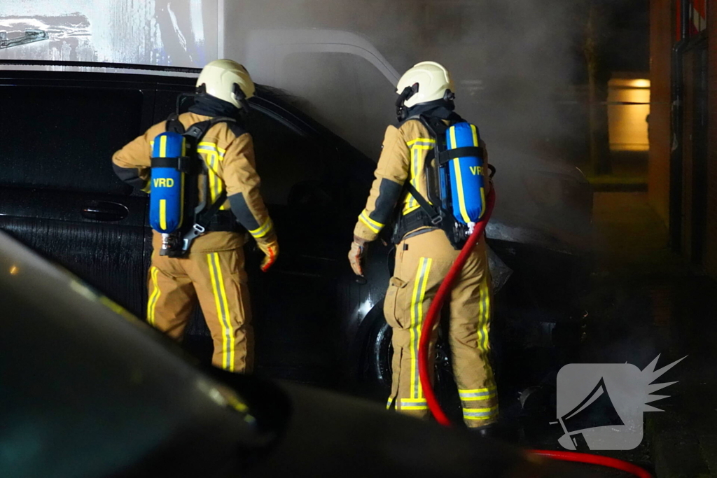 Bestelbus brandt uit op parkeerplaats