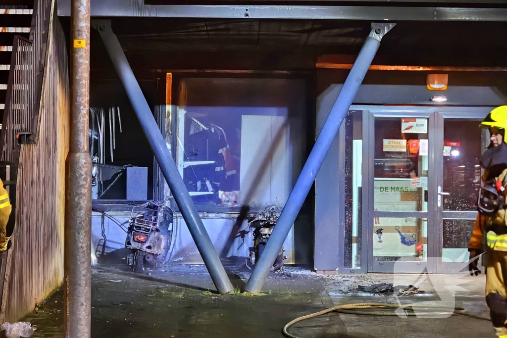 Twee scooters vatten vlam onder luifel, woningen geëvacueerd
