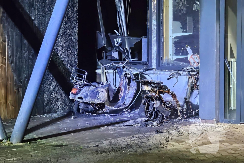 Twee scooters vatten vlam onder luifel, woningen geëvacueerd