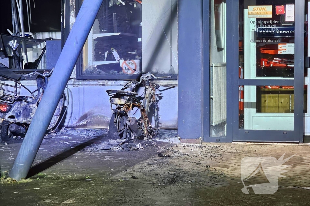 Twee scooters vatten vlam onder luifel, woningen geëvacueerd