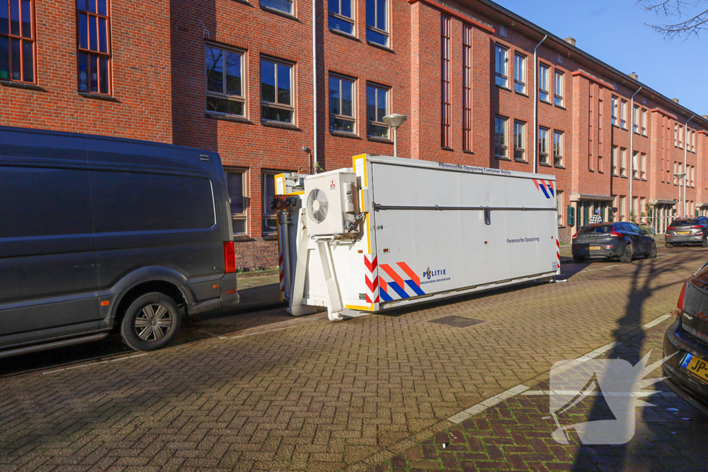 Onderzoek naar aantreffen overleden persoon, verdachte aangehouden