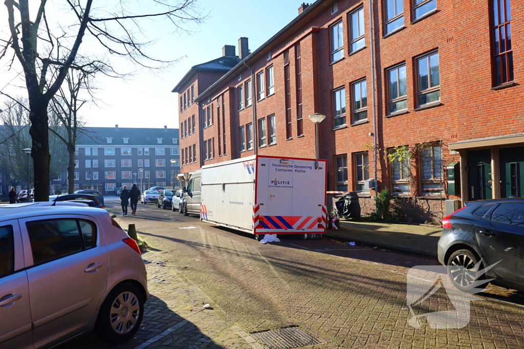 Onderzoek naar aantreffen overleden persoon, verdachte aangehouden