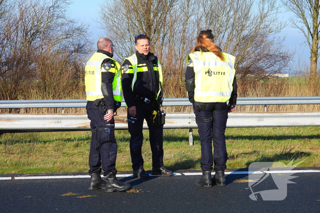 Rijstrook afgesloten nadat auto tegen vangrail crasht