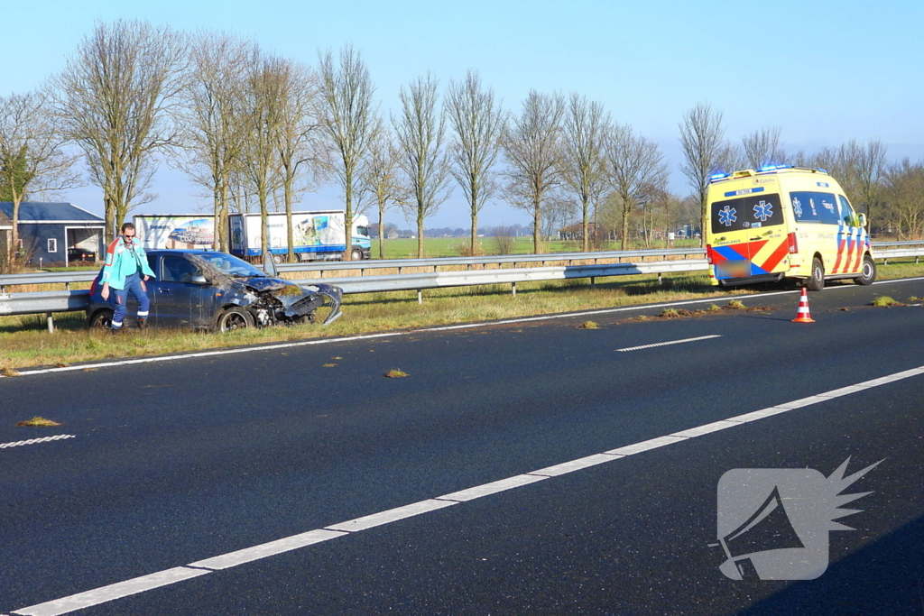 Rijstrook afgesloten nadat auto tegen vangrail crasht