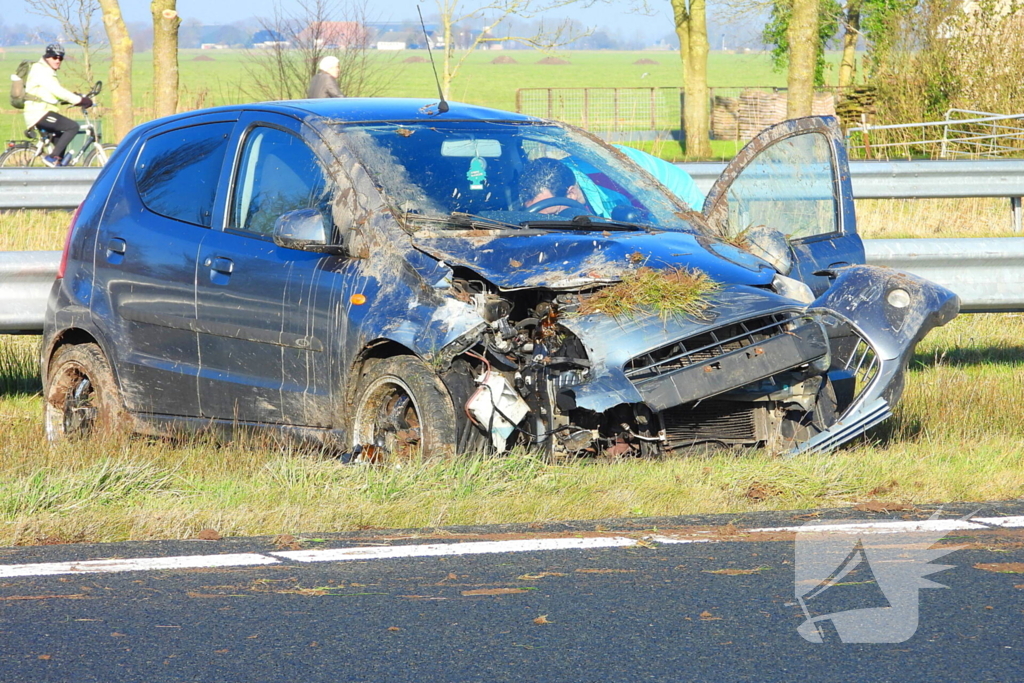 Rijstrook afgesloten nadat auto tegen vangrail crasht