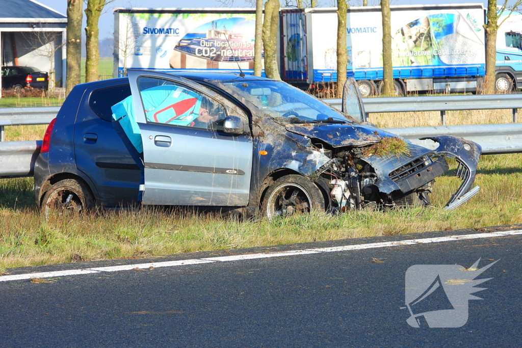 Rijstrook afgesloten nadat auto tegen vangrail crasht