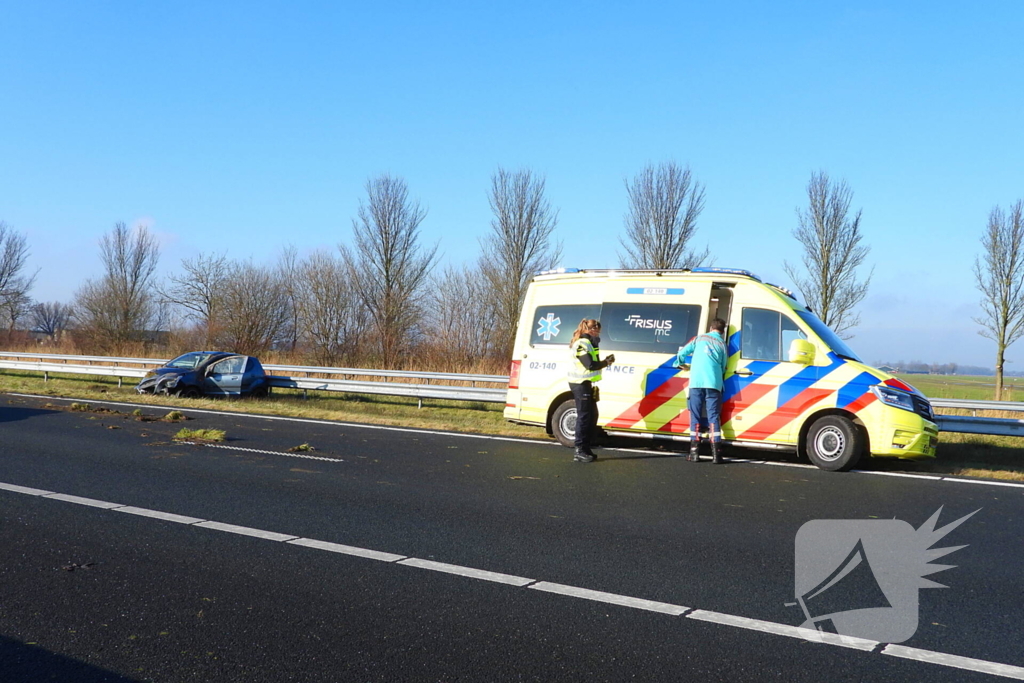 Rijstrook afgesloten nadat auto tegen vangrail crasht