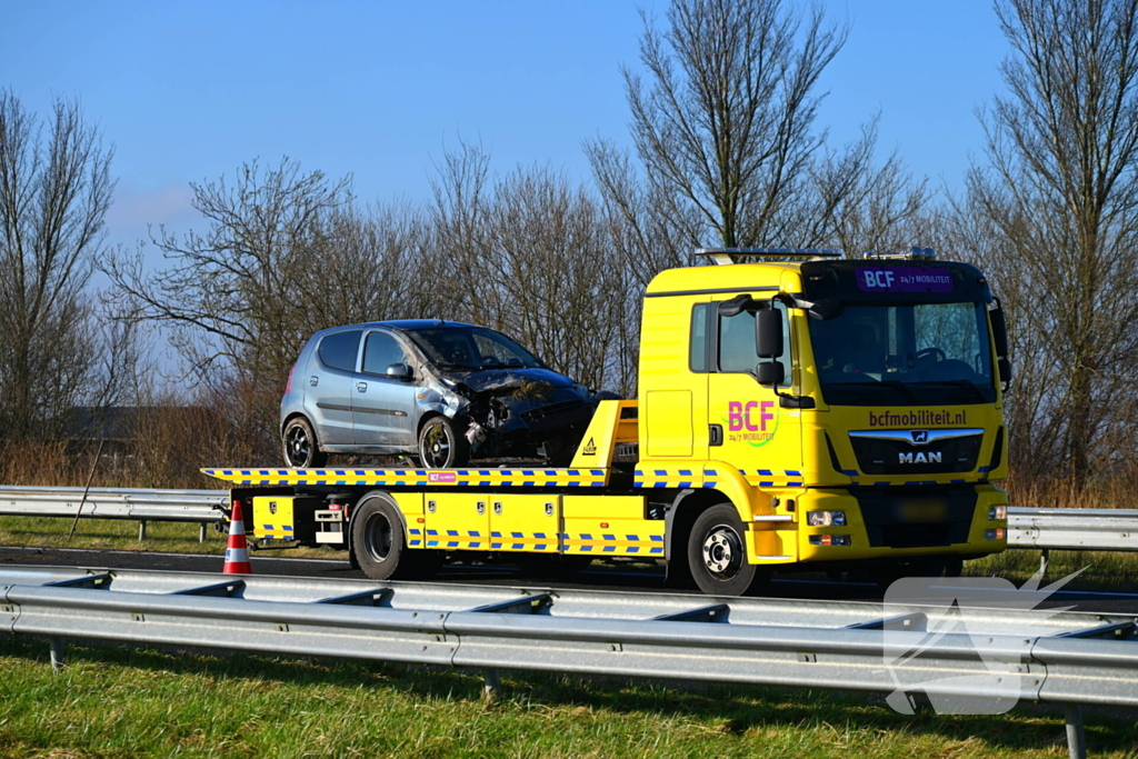 Rijstrook afgesloten nadat auto tegen vangrail crasht