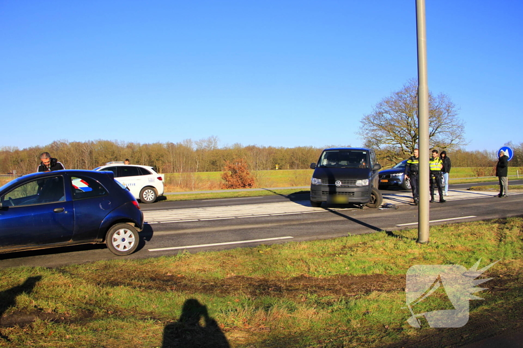 Wiel breekt af bij aanrijding tussen twee voertuigen