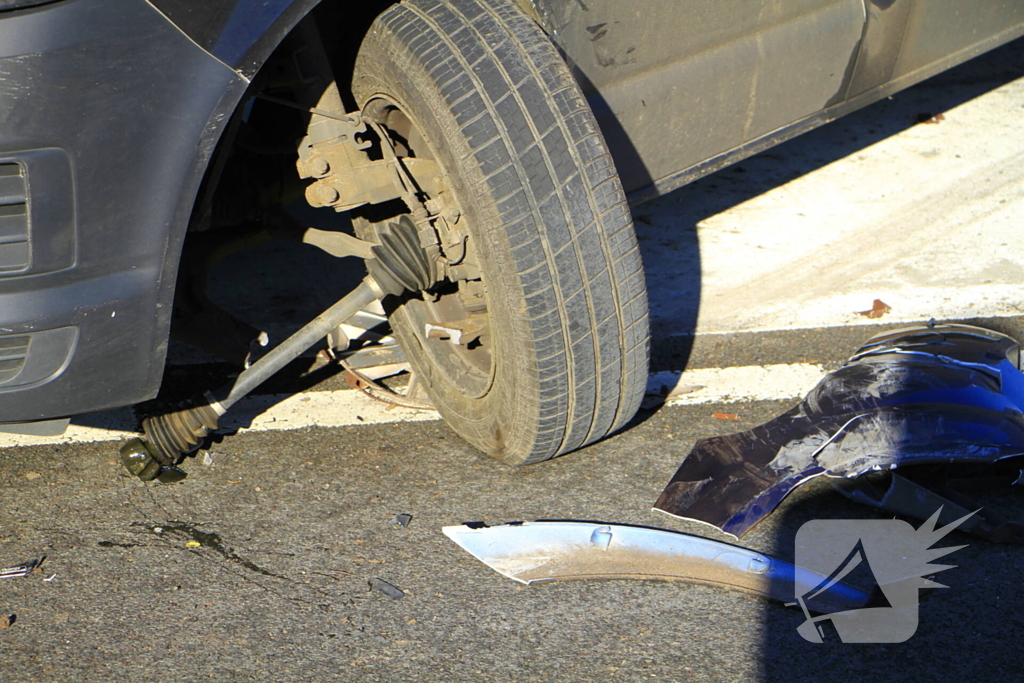 Wiel breekt af bij aanrijding tussen twee voertuigen