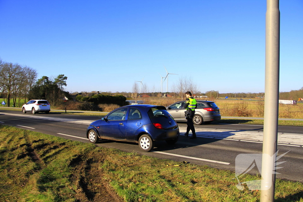 Wiel breekt af bij aanrijding tussen twee voertuigen