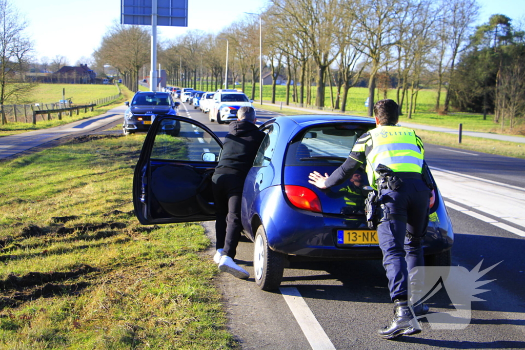 Wiel breekt af bij aanrijding tussen twee voertuigen