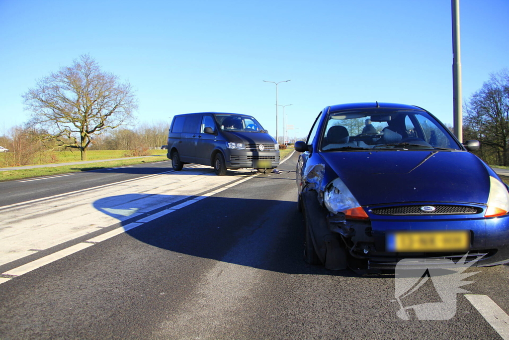 Wiel breekt af bij aanrijding tussen twee voertuigen