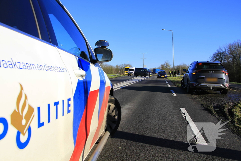 Wiel breekt af bij aanrijding tussen twee voertuigen