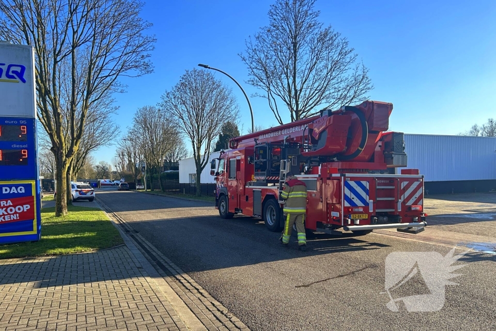 Brandweer schaalt op bij brand in tapijtwinkel