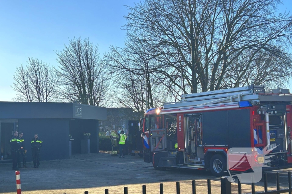 Brandweer schaalt op bij brand in tapijtwinkel