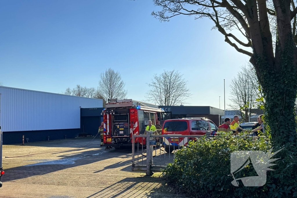 Brandweer schaalt op bij brand in tapijtwinkel