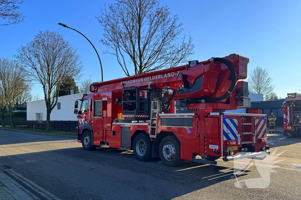 Brandweer schaalt op bij brand in tapijtwinkel