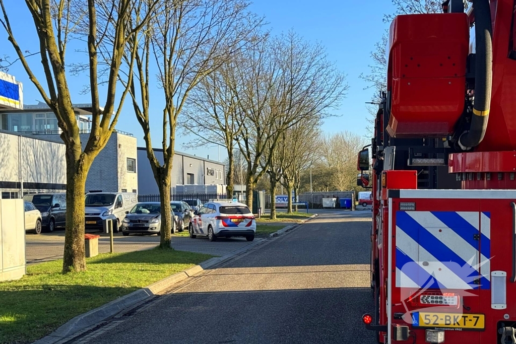 Brandweer schaalt op bij brand in tapijtwinkel