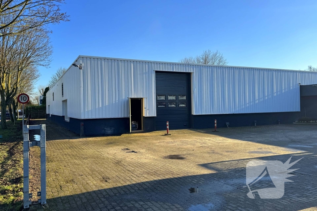 Brandweer schaalt op bij brand in tapijtwinkel