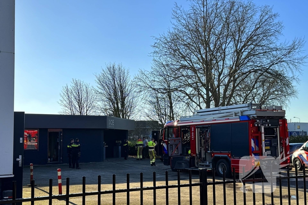 Brandweer schaalt op bij brand in tapijtwinkel