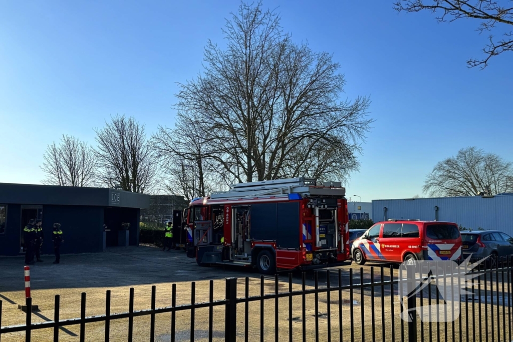 Brandweer schaalt op bij brand in tapijtwinkel