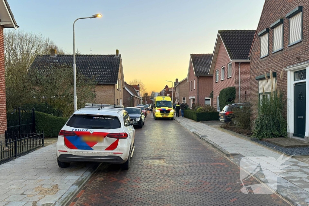 Quad bestuurder klapt achterop geparkeerde auto