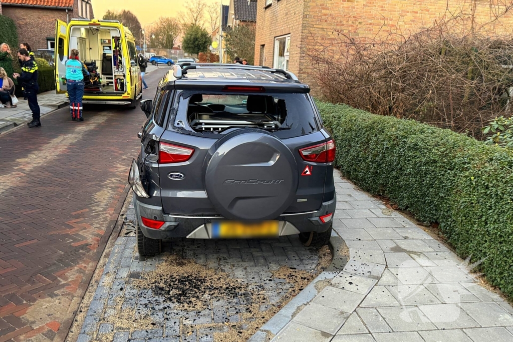 Quad bestuurder klapt achterop geparkeerde auto