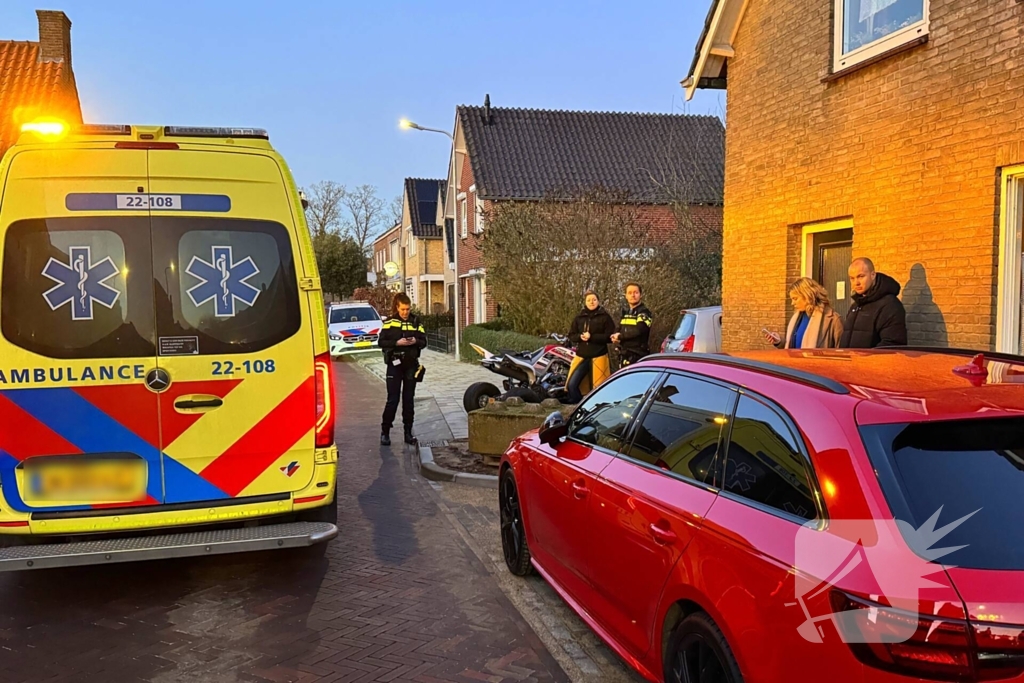 Quad bestuurder klapt achterop geparkeerde auto