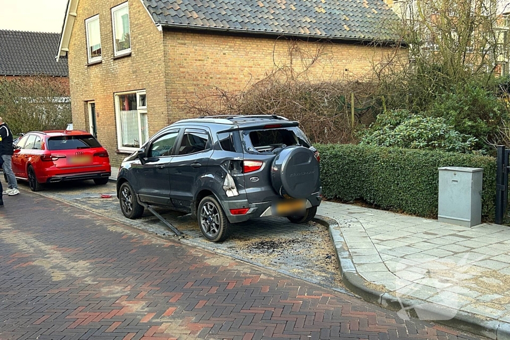 Quad bestuurder klapt achterop geparkeerde auto