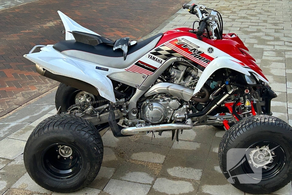 Quad bestuurder klapt achterop geparkeerde auto