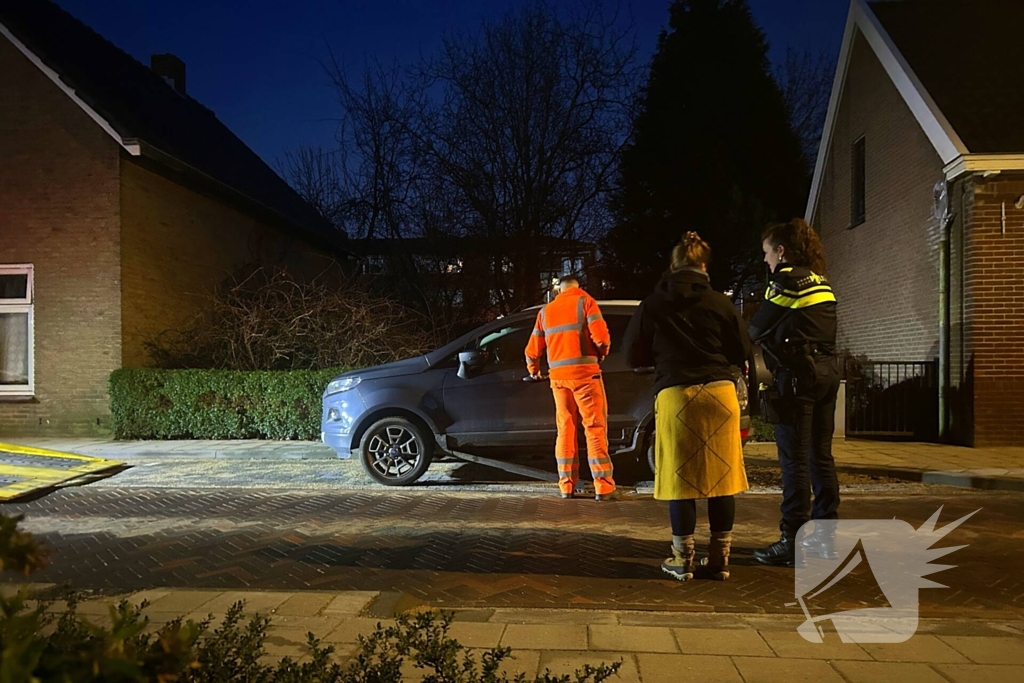 Quad bestuurder klapt achterop geparkeerde auto