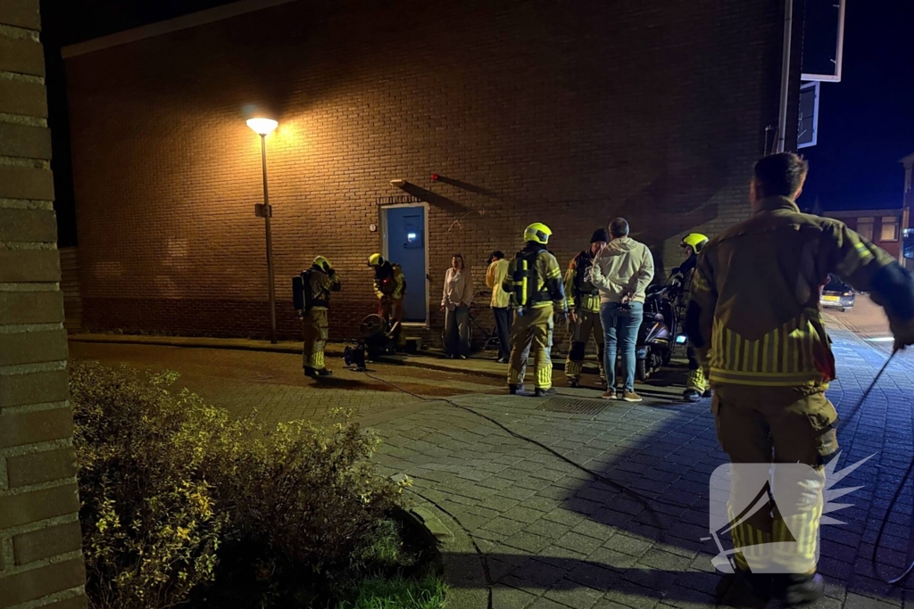Bewoner ademt rook in bij doven van keukenbrand