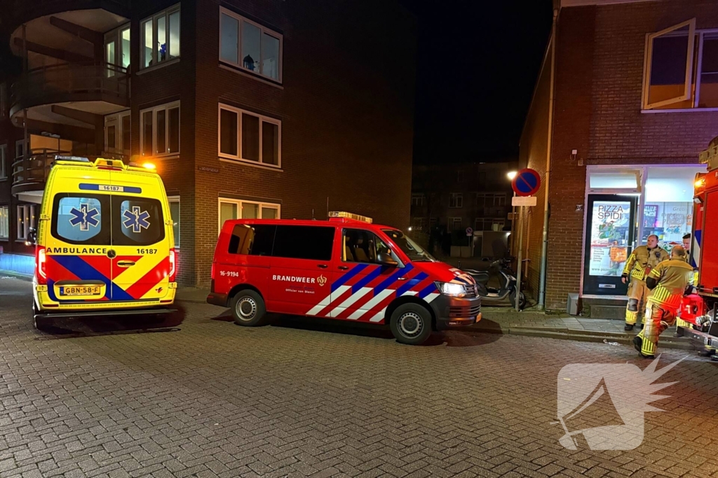 Bewoner ademt rook in bij doven van keukenbrand