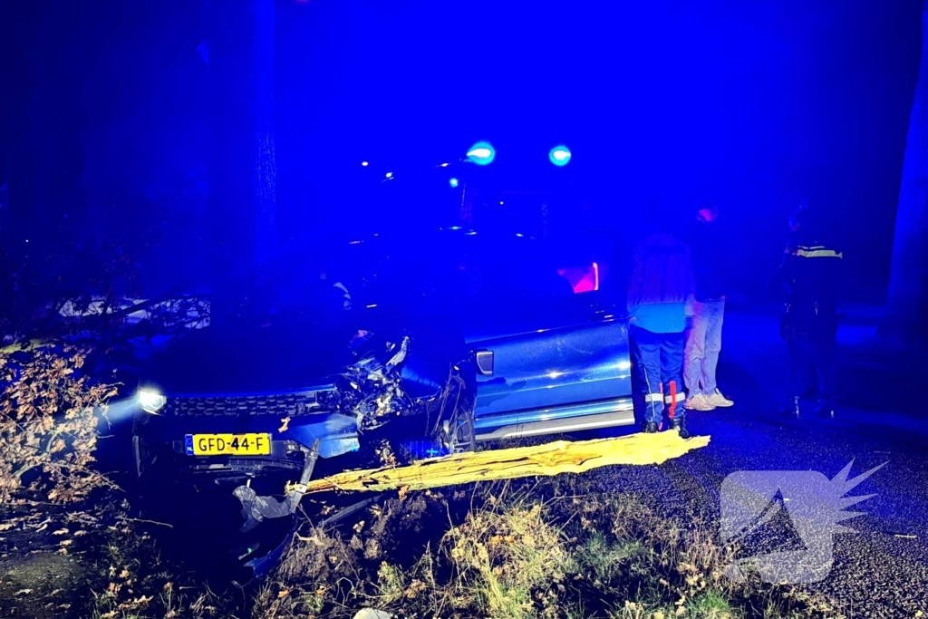 Automobilist eindigt tegen boom