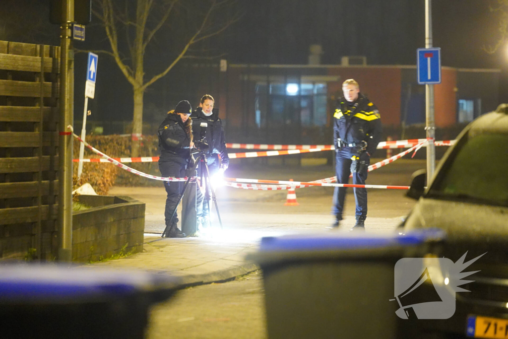 Steekincident op straat, meerdere personen meegenomen naar politiebureau