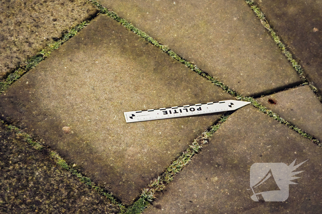 Steekincident op straat, meerdere personen meegenomen naar politiebureau