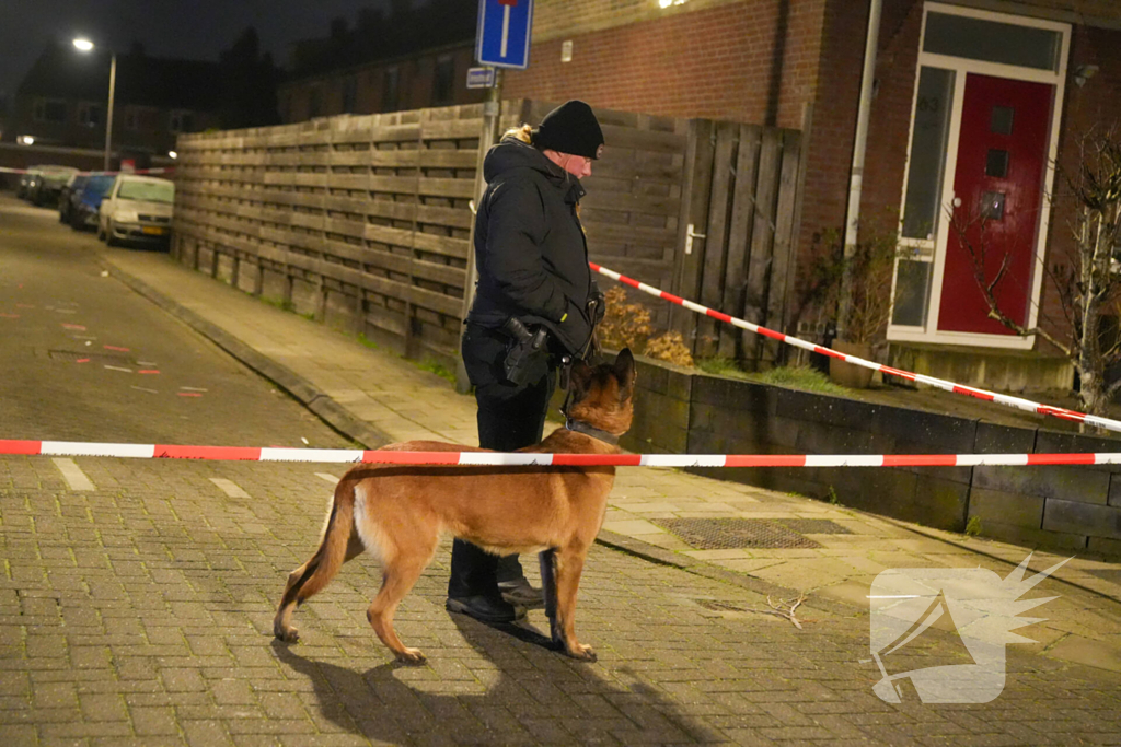 Steekincident op straat, meerdere personen meegenomen naar politiebureau