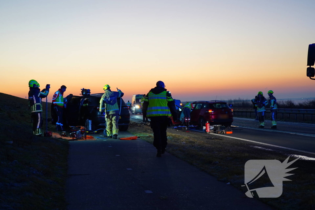 Zwaar ongeval op glad wegdek: dijk in beide richtingen dicht