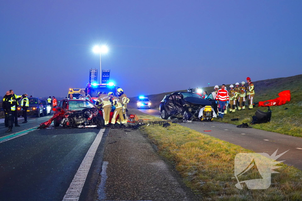 Zwaar ongeval op glad wegdek: dijk in beide richtingen dicht