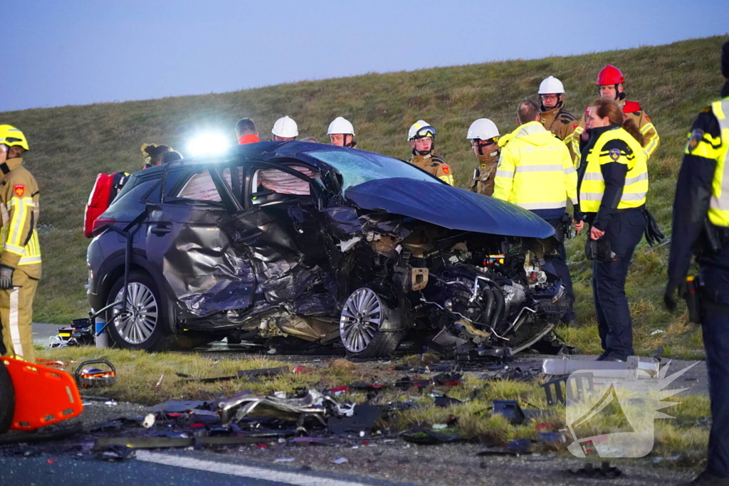 Zwaar ongeval op glad wegdek: dijk in beide richtingen dicht