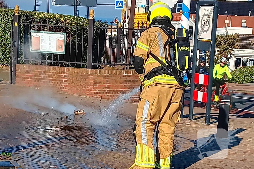 Brandweer dooft brand in prullenbak